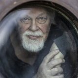 Le militant écologiste Paul Watson pose pour une photo lors d'une interview à l'intérieur d'une péniche sur la Seine à Paris (archives). KEYSTONE/EPA/YOAN VALAT